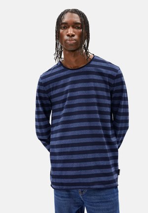 Chemise à manches longues rayée bleu marine avec des rayures alternées de bleu foncé et de bleu clair, col rond et texture de tissu douce.