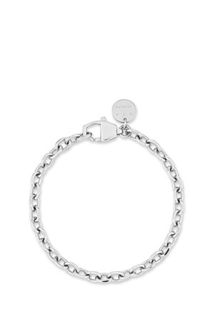 Silberne Kettenarmband mit ovalen Gliedern und einem Karabinerverschluss, versehen mit einem kleinen runden Anhänger, der mit Text graviert ist.