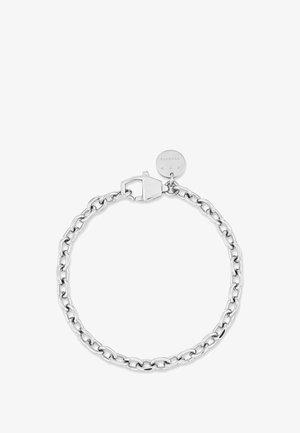 Zilveren schakelende armband met ovale schakels en een kreeftsluiter, voorzien van een klein rond label met ingravering.