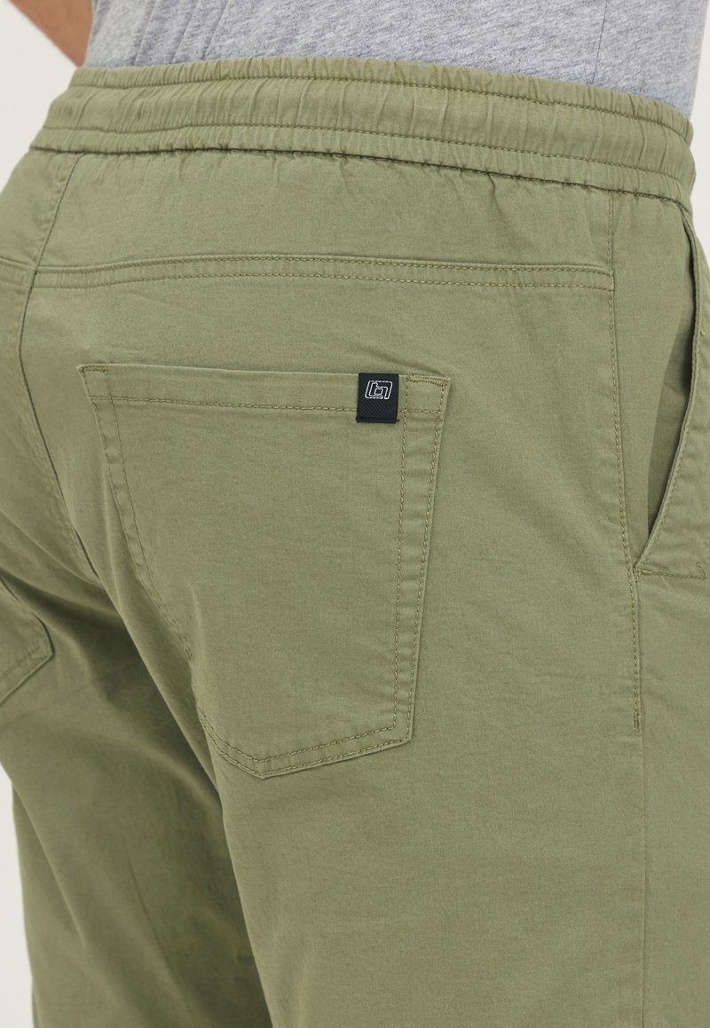 Herren Chino Shorts | Blend BHGREGO Shorts oil green/grey denim - RG15477 Herren Chino Shorts | Blend BHGREGO Shorts oil green/grey denim - RG15477