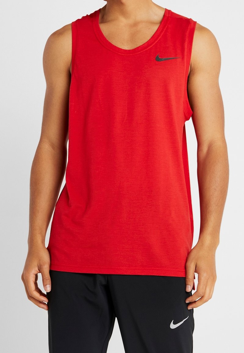 Rød Nike ærmeløs tanktop lavet af letvægtsmateriale. Har rund halsudskæring og et lille sort logo på brystet.
