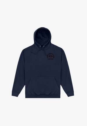 Granatowa bluza z kapturem, kieszenią z przodu, regulowanym sznurkiem przy kapturze oraz małym logo na piersi przedstawiającym skrzyżowane flagi i napis "Lube Engineering Castrol".