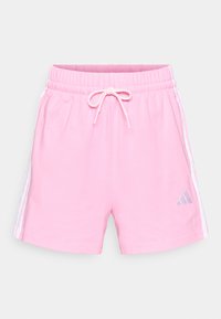 Lys rosa shorts laget av mykt stoff, med elastisk midjebånd med snor og hvite sidestriper. Adidas-logo i grått.
