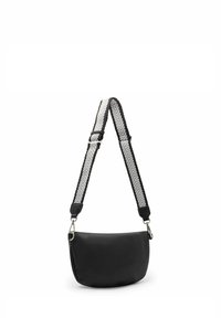 Borsa a spalla in pelle nera con forma arrotondata, caratterizzata da una finitura texturizzata e una tracolla regolabile grigia e bianca con motivo.