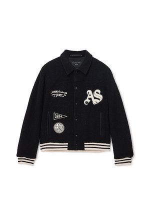 Sort fleece varsity-jakke med hvide broderede logoer, rib strik ved håndled og kant, samt krave. Har trykknaplukninger foran.
