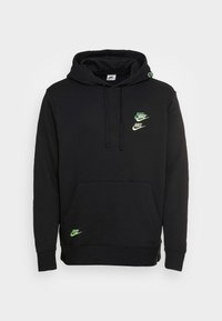 Svart Nike-hoodie med en frontficka, dragsko i huvan och tre gröna Nike-logotypsaccent på bröstet och fållen. Mjuk bomullsmaterial.