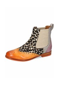 Bottine en cuir marron avec tissu imprimé léopard, panneaux élastiques gris et bout à motifs. Talon plat et perforations décoratives à l'avant.