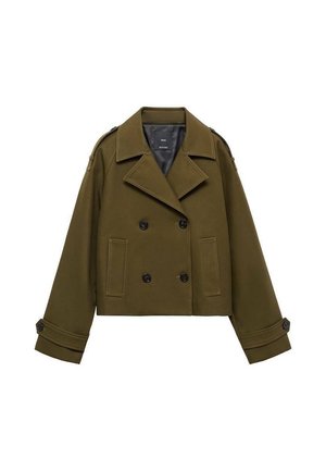 Chaqueta corta de oliva, de doble botonadura, con solapas amplias, puños abotonados, tirantes en los hombros y dos bolsillos frontales.