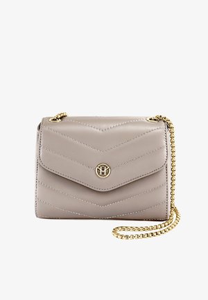 Bolso de piel gris claro con patrón de rombos acolchados, cadena de tono dorado, y un cierre magnético con un acento de logo circular.