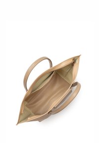 Sac fourre-tout en cuir beige avec deux poignées. Design ouvert révélant un intérieur doux et clair, avec une poche zippée sur un côté.