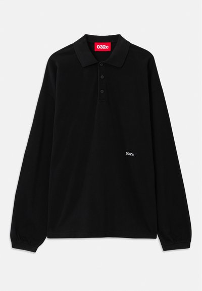 Schwarzes Langarm-Polohemd mit klassischem Kragen, drei Knöpfen und weißem Markenlogo "032c" auf der linken Seite. Hergestellt aus weichem Baumwollmaterial.