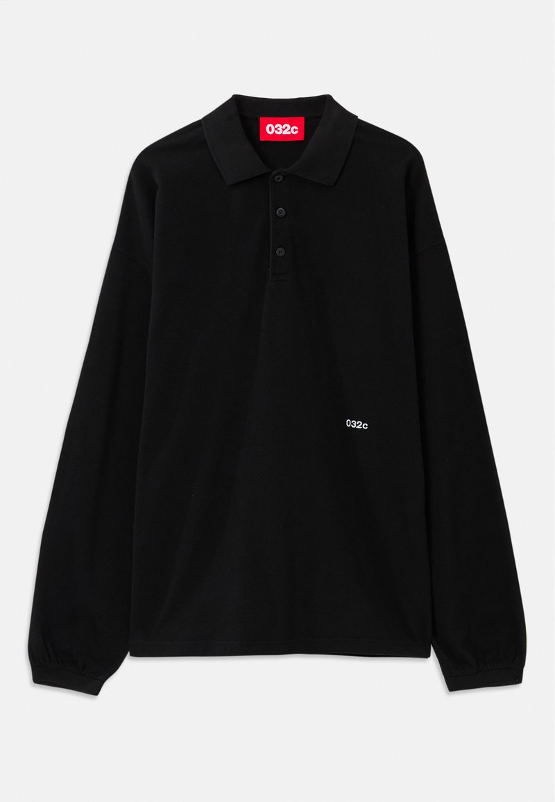 Sort langærmet polo skjorte med klassisk krave, tre knapper og hvidt brandlogo "032c" på venstre side. Fremstillet af blødt bomuldsstof.