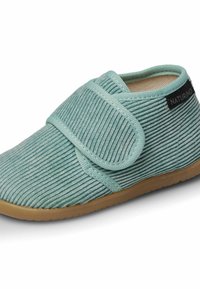 Slipper v mátově zelené kordurové úpravě s Velcro páskem, zaoblený tvar, strukturovaný povrch a gumová podešev. Logo štítek po straně.