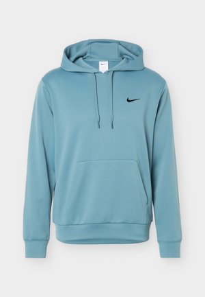 Ανοιχτό μπλε φούτερ Nike με μπροστινή τσέπη καγκουρό, ρυθμιζόμενο κορδόνι για την κουκούλα και μαύρο λογότυπο Nike swoosh αριστερά στο στήθος.