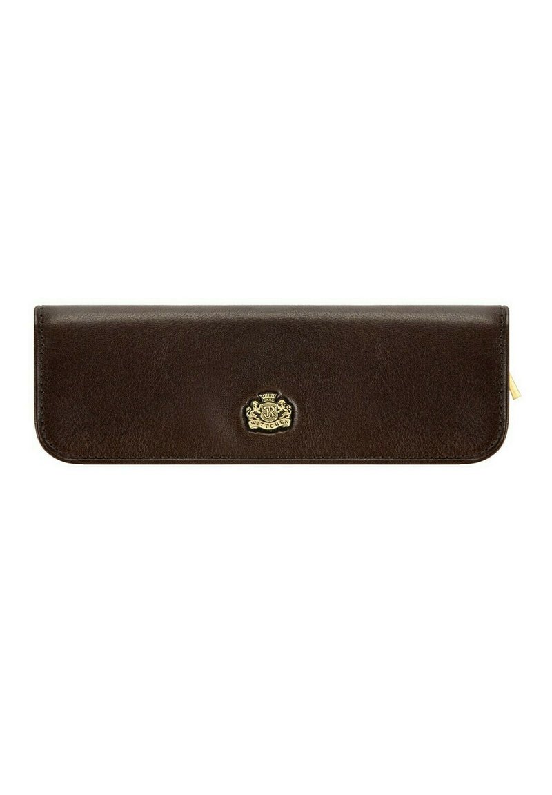 Portafoglio in pelle marrone con una texture liscia, caratterizzato da un emblema dorato sulla parte anteriore. Si chiude con una patta ed ha una forma rettangolare e sottile.