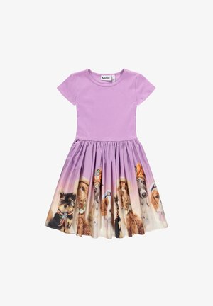 Abito viola con un corpetto semplice e una gonna svasata stampata con vari cani in cappelli da festa e accessori, che mostrano illustrazioni dettagliate.