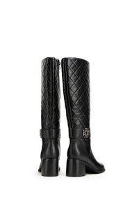 Czarne kozaki do kolan z pikowanej ekoskóry, z ozdobną srebrną klamrą i szerokim obcasem dla lepszej stabilności.