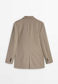 Beiger Blazer mit strukturierten Revers, langen Ärmeln und einem einzelnen Schlitz hinten. Verfügt über Knopfdetails an den Manschetten. Glatte Stoffstruktur.