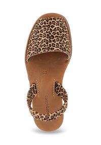 Sandales à imprimé léopard avec une large sangle, semelle en cuir marron et contours pour le confort. Sangle de cheville réglable pour un ajustement sécurisé.