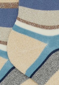 Calzini a righe con colori azzurro chiaro, beige, grigio e marrone, arricchiti da dettagli metalizzati. Realizzati in materiale morbido a maglia con una progettazione del piedi e del tallone in contrasto.