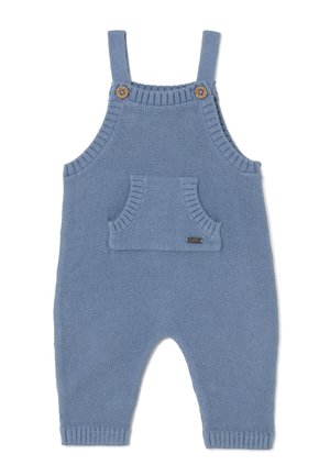 Blauer Stricklatzhose aus weichem Material, mit einer Fronttasche, gerippten Kanten und Holzknöpfen an den Trägern.