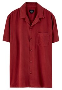 Chemise à manches courtes à boutons de couleur rouge foncé, confectionnée dans un tissu doux, avec une poche poitrine unique et un col décontracté.