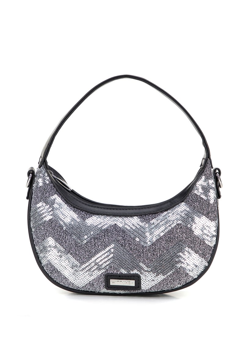 Borsa a tracolla in paillettes nere e argento metallizzato con una silhouette curva, caratterizzata da motivi a zigzag e una tracolla in pelle nera liscia.