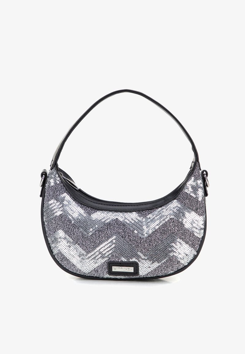 Sac à épaule en sequins argent métallisé et noir, avec une silhouette incurvée, présentant des motifs en chevron et une bandoulière en cuir noir lisse.