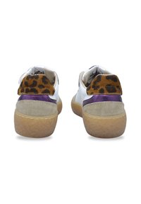 Sneaker bianche con tacco in suede a stampa leopardata, dettagli viola e beige, suola in gomma testurizzata e fori decorativi sui lati.