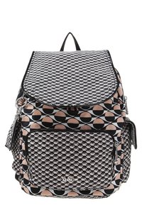 Sac à dos noir et rose à motifs avec une fermeture à rabat, présentant des motifs circulaires, une poche avant zippée et une texture en tissu.