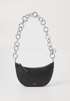 Schwarze Halbmond-Ledertasche mit silbernem Reißverschluss und großem silbernem Kettenträger, mit kleinem silbernem Kugeldetail.