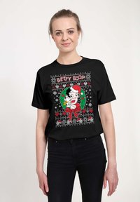 Černé tričko s barevným designem Betty Boop v Santa klobouku, obklopené slavnostním okrajem srdcí a sněhových vloček.