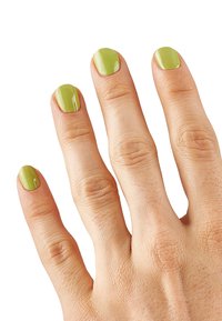 Cinque dita di una mano mostrano uno smalto per unghie di un lucido verde chiaro. La pelle ha un tono naturale con una texture visibile e lievi rughe.