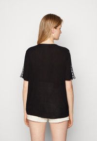 VILA VIMICHELLE V-NECK 2/4 SLEEVE TOP - T-shirt con stampa - blackbirch