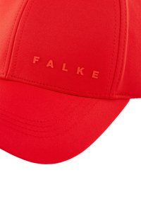 Casquette rouge en tissu lisse avec un bord brodé et le logo "FALKE" en relief à l'avant. Design simple sans motifs supplémentaires.
