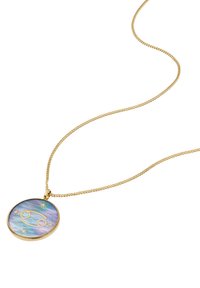 Collier doré avec un pendentif rond présentant un fond irisé et un symbole zodiacal en argent, rehaussé de petits motifs d'étoiles.