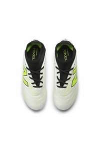 Paar weiße und neongrüne New Balance Tekela Fußballschuhe mit schwarzen Schnürsenkeln und sockenähnlichen Knöchelkragen, von oben betrachtet.