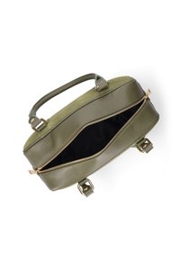 Borsa verde oliva con esterno in pelle texture, chiusura con zip e due manici. Presenta un top in suede e un interno in tessuto scuro.