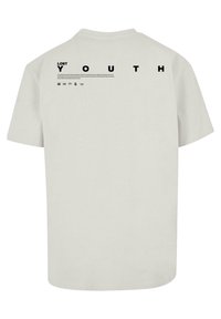 Světle šedé bavlněné tričko s krátkými rukávy, na zadní straně s tučným černým textem "LOST YOUTH" a různými ikonami.