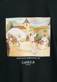 Sort t-shirt med en vintage illustration af Basque Pelota spillere ved Sommer-OL i 1900, med teksten "C.A.Y.L.E.R. CLASSICS" nedenfor.