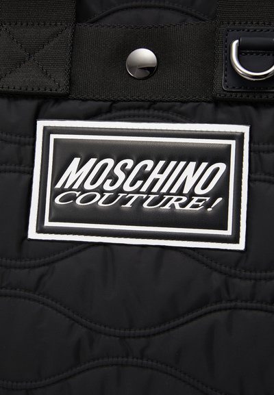 Tessuto trapuntato nero con una toppa in pelle nera lucida che presenta la scritta "MOSCHINO COUTURE!" in lettere bianche. Include accenti in metallo.