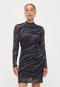 Långärmad klänning i genomskinligt tyg, med ett mönster av svart och grå zebra-stripes, hög halsringning och figursydd silhuett.