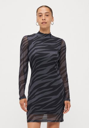 Robe à manches longues en tissu transparent, présentant un motif zèbre noir et gris, avec un col haut et une silhouette ajustée.