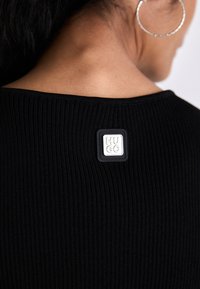 HUGO SHARPIN - Top - black