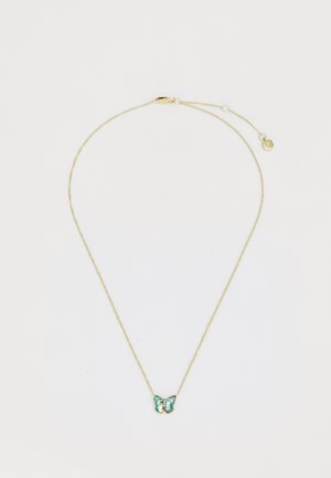 Goldkette mit einem Schmetterlingsanhänger, der mehrfarbige Akzente und ein filigranes Design aufweist. Verstellbarer Verschluss und Charme-Detail sind enthalten.