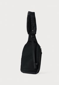 Borsa a tracolla nera con superficie texturizzata, dotata di una tasca con zip, tracolla regolabile e design elegante. Branding minimalista sulla parte frontale.