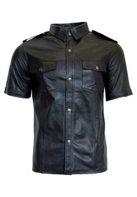 Zwarte kortebloemige leren shirt, met een knoopsluiting aan de voorkant, twee borstzakken, schouderepauletten en een gladde textuur.
