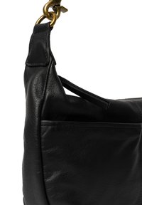 Borsa a mano in pelle nera con finitura testurizzata, forma strutturata, dettagli cuciti e un accento in metallo dorato sull'aderenza.