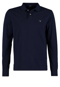 Marineblaues Langarm-Polohemd aus Baumwolle, mit einem gerippten Kragen, einer Knopfleiste mit drei Knöpfen und einem kleinen Logo auf der Brust.