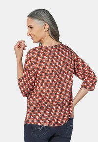 GOLDNER 3/4-ARM MIT GRAFISCHEM DRUCK - Bluse - brown